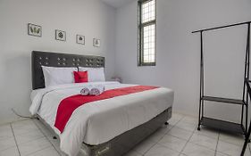 RedDoorz Plus near Jakarta Kota Station